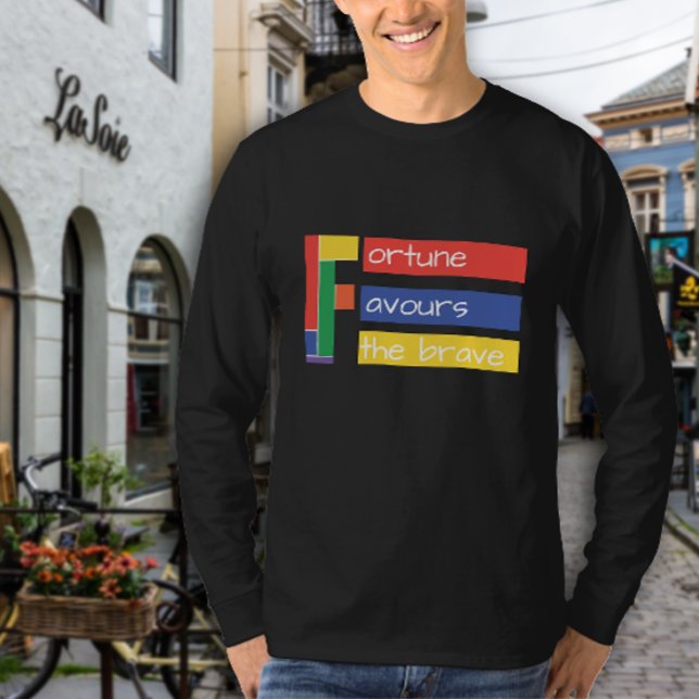 Den inspirerande offerturen gynnar den modiga t shirt (Skapare uppladdad)