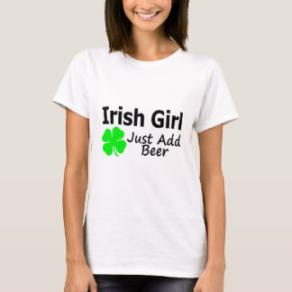 Den irländska flickan tillfogar precis öl t-shirt
