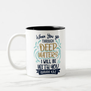 Den Isaiah 43:2, NÄR DU GÅR TILL OCH MED DJUPT, Två-Tonad Mugg