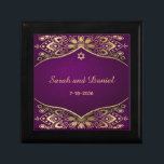 Den judiska Bröllop-Ring-boxen Guld Mandala vid Li Minnesask<br><div class="desc">Guld Mandala om Lilan av Eggplant med namn av bruden och brudgummen och deras bröllop-datum. Smyckeskrinen är perfekten ställe till behållan i bröllop ringar före och under Ceremonin, och blir en omhuldad keepy för paret efter bröllop. Dessa smyckeskriner kan också bara vara högernas gåva till en brudgumm, budens mamma och...</div>