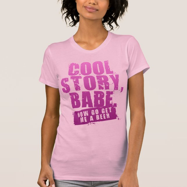 DEN KALLA BERÄTTELSEBABEN GÅR NU FÅR MIG EN ÖL TEE SHIRT (Framsida)