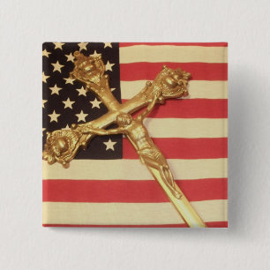 Den katolska crucifixen över USA flaggan kvadrera Knapp