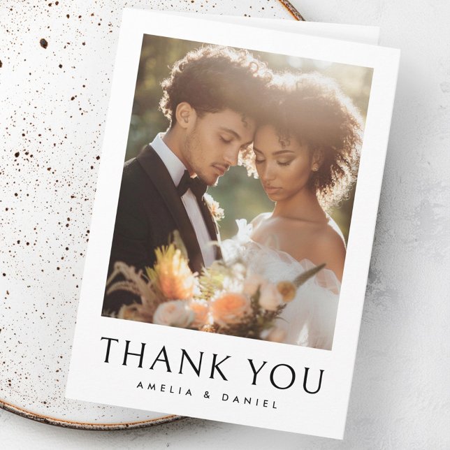 Den klassiska bröllop-fotovita eleganten är uppfäl tack kort (Classic wedding photo white elegant folded thank you card)