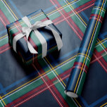 Den klassiska, färgstarka helgdag julklapp presentpapper<br><div class="desc">Denna klassiska pappra julomslutning är ett underbart sätt att samordna alla era gåvor under träd. Med en fet kontroll av marin, grönt, rött, guld och blått är denna tartaninspirerade utformning festlig och snyggt och kan användas ensam eller paras med andra pappra helgdag. Skapat av Lea Delaveris Design finns denna färgstarka...</div>