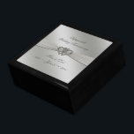 Den klassiska Silver 25:e Bröllop-årsjubilésboxen Smyckeskrin<br><div class="desc">En Digitalbcon Bilder Design med ett satin silver färg och ett klassiskt designtema med en mängd olika bilder, former, mönster, stilar och typsnitt i anpassningsbar i denna presentationsruta av typen"Classic Silver 25:e Bröllop år". Den här eleganten och den här attraktiva designen är kompletta med anpassadets textbrev till kostym vid ditt...</div>