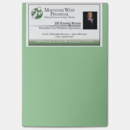 Den klibbiga klassikeranpassadevisitkorten noterar post-it block