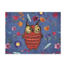 Den kloka fågeln uggla i blomsterträdgård