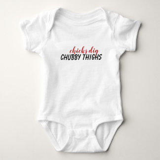 Den knubbiga lårbebiset förkroppsligar kostymen tee shirt