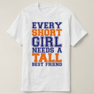 Den kort flickan behöver en högväxt bästa vän tee shirt