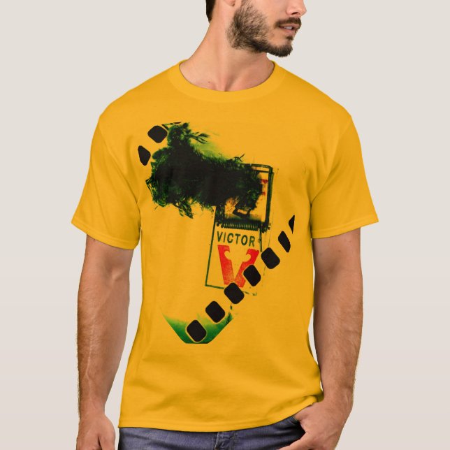 Den kusliga musen i fällaVictor filmar konstfotoet Tee (Framsida)