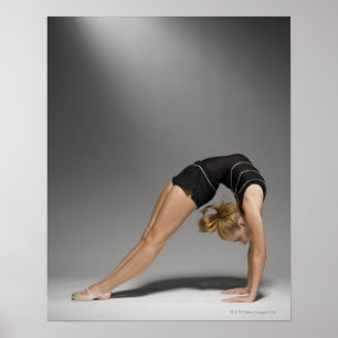 Den kvinnliga gymnasten som sträcker, studio skö poster