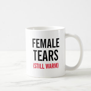 Den kvinnliga tårar stillar varmt kaffemugg