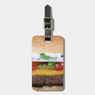 den läckra cheeseburgeren med knipor fotograferar bagagebricka