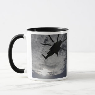 Den låga vinkeln beskådar av en CH-53E Mugg