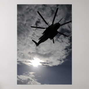 Den låga vinkeln beskådar av en CH-53E Poster