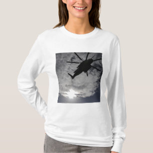 Den låga vinkeln beskådar av en CH-53E T-shirt