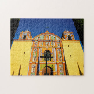 Den låga vinkeln beskådar av gul utsmyckad kyrka pussel