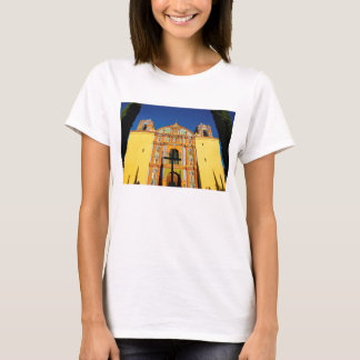 Den låga vinkeln beskådar av gul utsmyckad kyrka t shirt