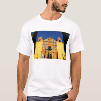 Den låga vinkeln beskådar av gul utsmyckad kyrka t-shirt