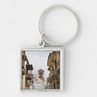 Den låga vinkeln beskådar av lägenheter längs fyrkantig silverfärgad nyckelring