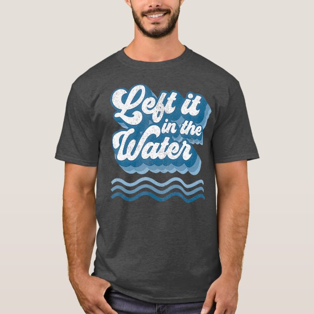 Den lämnades i Vatten Retro Christian Baptism T Shirt (Framsida)