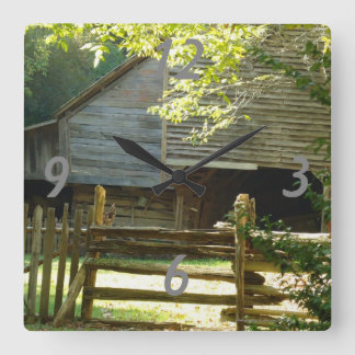 Den lantliga ladugården tar tid på fyrkantig klocka