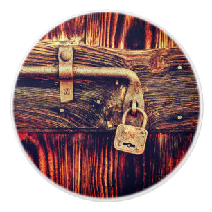 Den lantliga wood dörren med antik mässing låser knopp