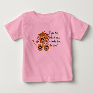 Den lejona babyen hör mig vråla Tshirts och gåvor