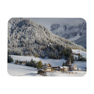 Den lilla alpina byn i rektangeln snö magnet