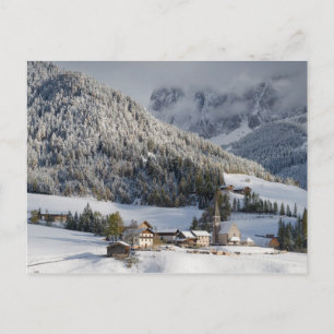 Den lilla alpina byn i vykortet snö vykort