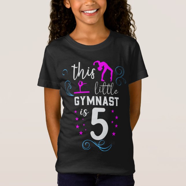 Den lilla gymnasten är 5 flickor på födelsedagen t shirt (Framsida)