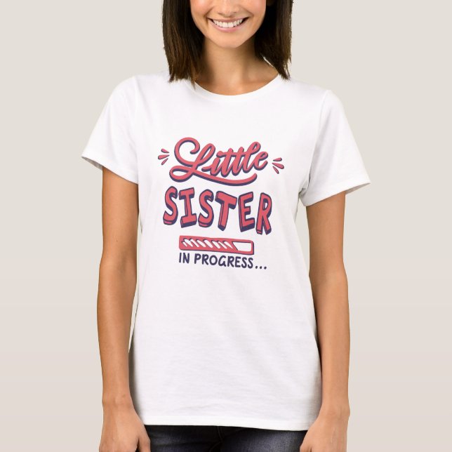Den lilla syster som är på väg t shirt (Framsida)