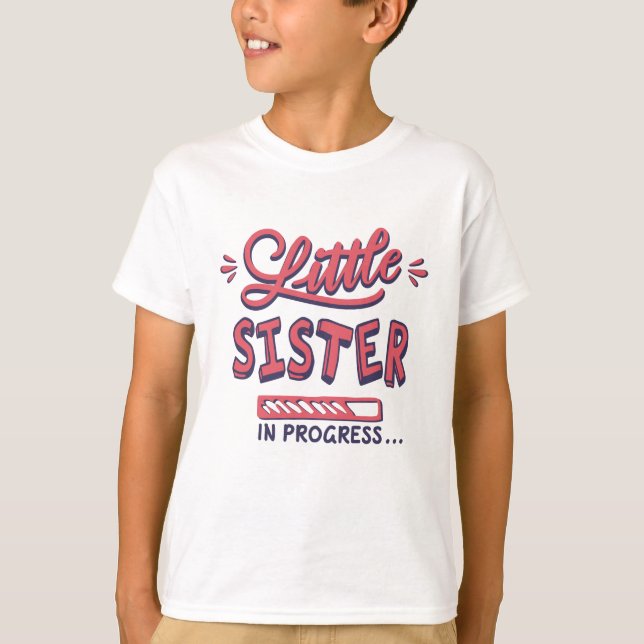 Den lilla syster som är på väg t shirt (Framsida)