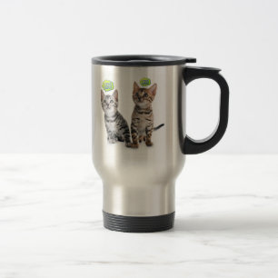 Den lilla vackra kattungen resemugg