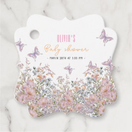 Den lilla vildblomman är i en bloombabydusch gåvor etiketter