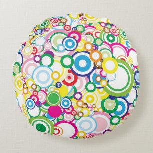 Den livliga raddan cirklar rund kudde