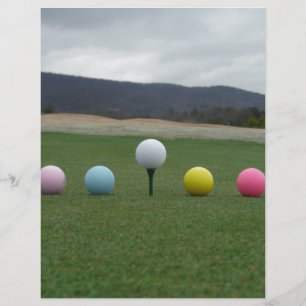 Den ljusa färgaden Golf Bollar på ett berg