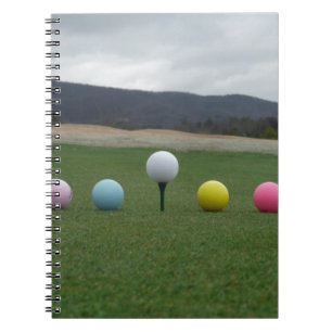 Den ljusa färgaden Golf Bollar på ett berg Anteckningsbok Med Spiral