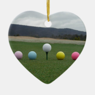 Den ljusa färgaden Golf Bollar på ett berg Julgransprydnad Keramik