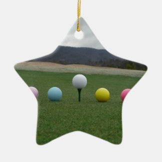 Den ljusa färgaden Golf Bollar på ett berg Julgransprydnad Keramik