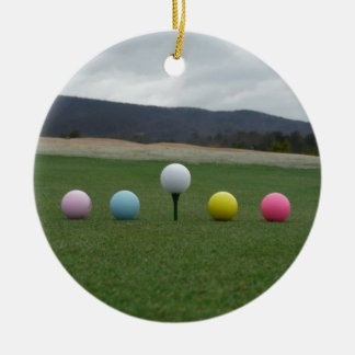 Den ljusa färgaden Golf Bollar på ett berg Julgransprydnad Keramik