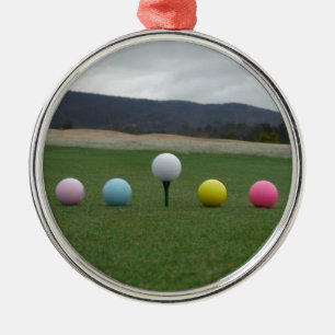 Den ljusa färgaden Golf Bollar på ett berg Julgransprydnad Metall