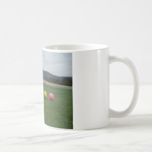 Den ljusa färgaden Golf Bollar på ett berg Kaffemugg