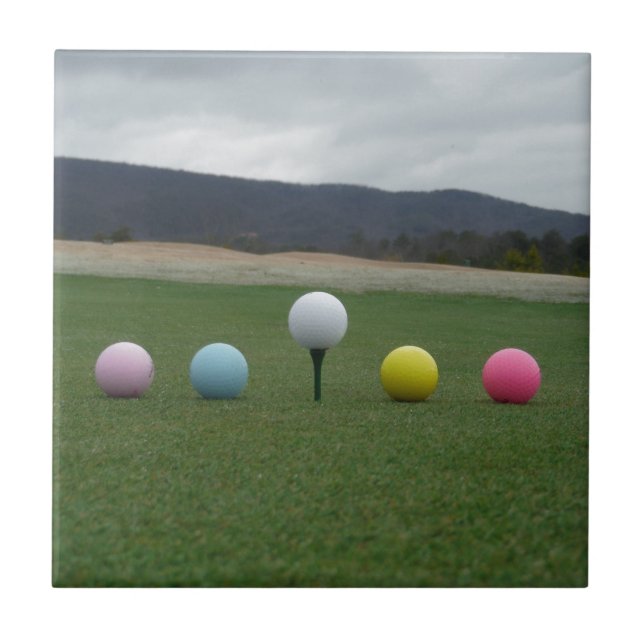 Den ljusa färgaden Golf Bollar på ett berg Kakelplatta (Framsidan)