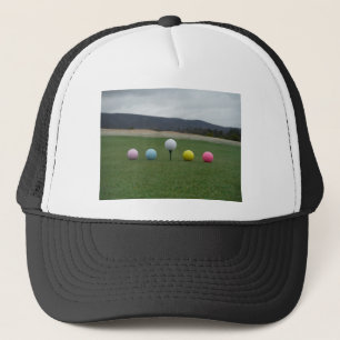 Den ljusa färgaden Golf Bollar på ett berg Keps