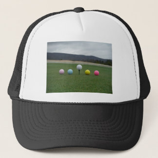 Den ljusa färgaden Golf Bollar på ett berg Keps