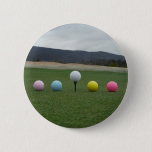 Den ljusa färgaden Golf Bollar på ett berg Knapp