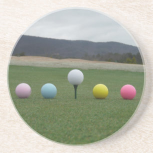 Den ljusa färgaden Golf Bollar på ett berg Underlägg