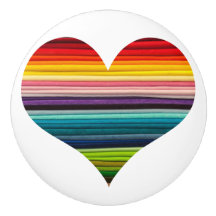 Den ljusa regnbågen av många färgar hjärtadesign