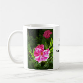 Den ljusa rosa rosblommigten fotograferar kaffemugg